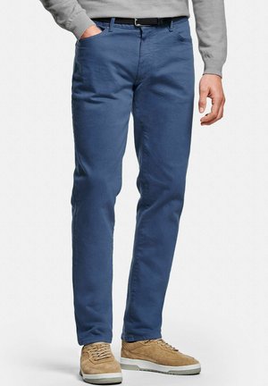 Blauwe katoenen herenbroek met een slanke pasvorm, voorzien van zijzakken, een gladde textuur en gecombineerd met cognackleurige suède sneakers.