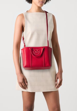 Pinko MIRANDA SHOPPER CLASSIC LOGO - Rankinė - rosso/antique gold-coloured