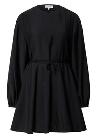 Robe noire à manches longues, col rond, et taille ceinturée. Tissu lisse avec une coupe décontractée et une jupe évasée. Design simple avec une fermeture à boutons.