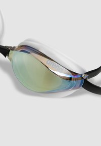 Svømmegoggles med klar linse, iriserende detaljer, hvid silikonepolstring og sort rem; har mærket "arena" trykt på siden.