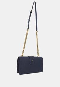 Borsa a tracolla in pelle blu navy con forma rettangolare, tracolla a catena, borchie decorative dorate e dettagli a rilievo sul davanti.