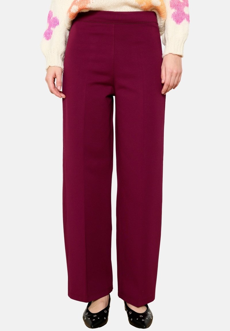 Kalhoty se širokými nohavicemi v tmavě bordó barvě, vyrobené z hladké látky s přizpůsobeným střihem a plochým pasem, s čistými švy.
