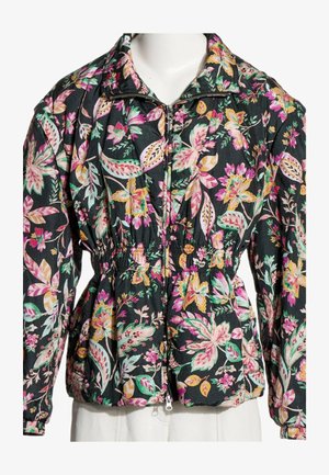 Sort lynlåsjakke med elastisk talje og farverigt pink, gult og grønt blomsterprint på lange ærmer og krave.