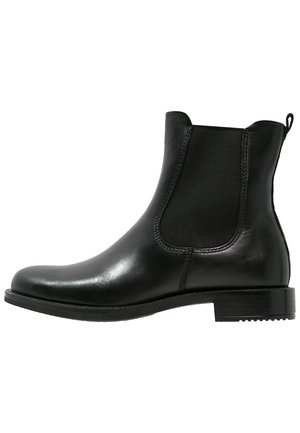 Bottines Chelsea en cuir noir avec panneaux élastiques sur les côtés, bout arrondi et petit talon carré. Texture lisse avec des détails matériels minimaux.