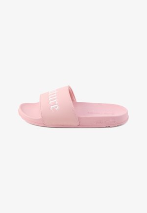 Sandale slide Juicy Couture rose avec une large bride et le nom de la marque embossé sur la semelle intérieure et la bride, vue de côté sur fond blanc.