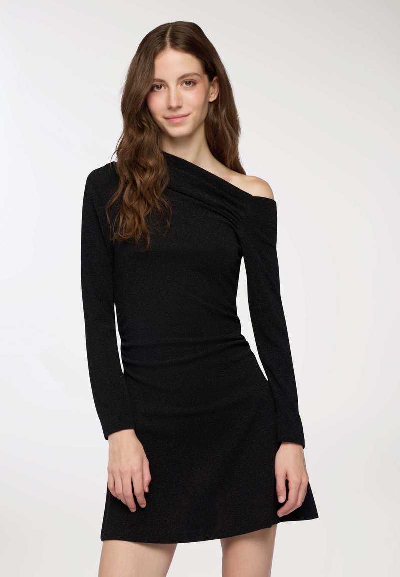 Czarna sukienka z długim rękawem o fasonie typu off-shoulder, z marszczeniem na dekolcie i dopasowanym kroju. Błyszcząca faktura dodaje wizualnego zainteresowania.