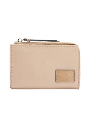 Beżowy prostokątny portfel o materiałowej fakturze, z małą skórzaną naszywką i podwójnym zamkiem błyskawicznym na górze.