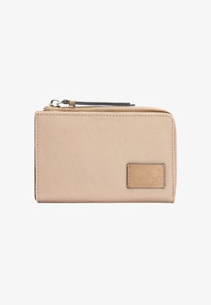 Beżowy prostokątny portfel o materiałowej fakturze, z małą skórzaną naszywką i podwójnym zamkiem błyskawicznym na górze.
