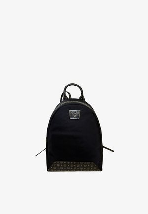 Zaino in tessuto nero con design arrotondato, logo sulla parte superiore e base decorata con un motivo che presenta un accento marrone scuro con stampe del logo. Due manici superiori.