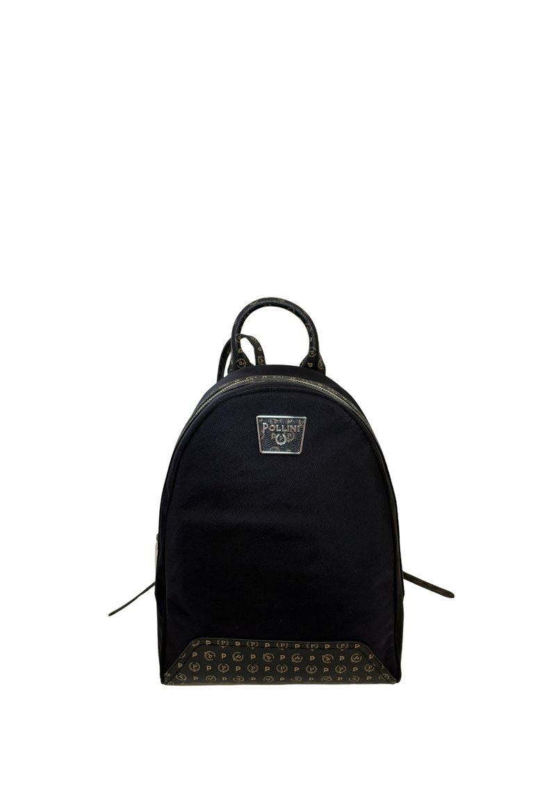 Zaino in tessuto nero con design arrotondato, logo sulla parte superiore e base decorata con un motivo che presenta un accento marrone scuro con stampe del logo. Due manici superiori.