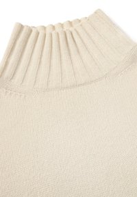 Pull en maille couleur crème avec un col montant côtelé et un corps texturé. Le tissu présente une finition douce et lisse avec des coutures visibles.