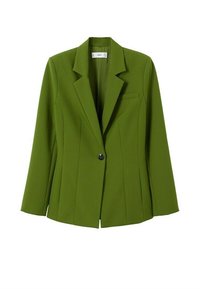 Blazer vert olive sur mesure à un seul bouton, avec revers, manches longues et une petite poche poitrine, présenté sur un fond blanc.