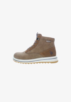 Brązowe wysokie buty z zamszu i materiałów typu canvas, okrągły czubek, metalowe oczka, beżowa gumowa podeszwa oraz wytłoczone logo na boku.