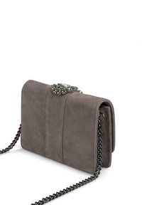 Borsa a spalla in suede grigio con tracolla a catena, caratterizzata da una superficie testurizzata e una chiusura decorativa con accenti metallici.
