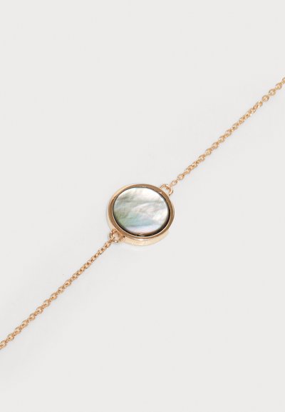 Arany színű lánc karkötő, középen kerek, irizáló anyagú gyöngyház díszítéssel, fényes fém foglalattal. Részletes csavart lánc szemek.