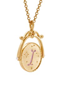 Kuldne kaelakee, millel on kõver raami, millel on roosa täht 'L', täheaktsendid ja väikesed pärlid kummalgi pool. Ahelal on ümmargused lingid.