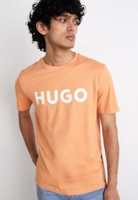 HUGO DULIVIO - Nyomott mintás póló - medium orange