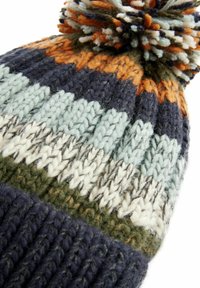 Bonnet tricoté avec des rayures multicolores en marine, menthe, orange et crème, présentant une texture à motifs et un pompon duveteux sur le dessus.