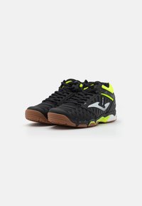 Zapatillas deportivas negras con acentos en verde neón, parte superior texturizada, suela de goma y un diseño dinámico. Cuenta con cierre de cordones y detalles transpirables.