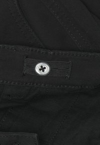 Črn tekstilni pas z zlatom gumbom, ki ima obliko štirih lukenj. Opazne šive in gladko teksturo.