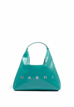 Bolso triangular brillante en color verde azulado con un asa corta y la palabra "MARNI" escrita en pedrería en la parte delantera.