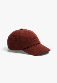 Gorra de tela texturizada con patrón rojo, que presenta un visera curva y un ajuste trasero ajustable. Diseño de seis paneles con una corona redondeada.