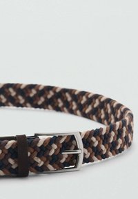 Curea din țesătură împletită, cu culori maro, bej și bleumarin, dotată cu o cataramă metalică argintie și un accent din piele maro. Design flexibil împletit.