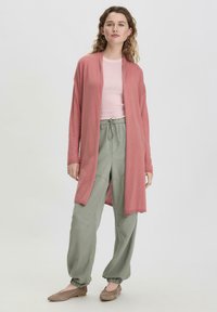 Lang, open-front cardigan in stof in een stof van stof in een stof van een stof van een stof in een stof van een stof van een stof van een stof in een stof van een stof in een stof van een stof van een stoff in een stof van een stof van een stof in een stof van een stof van een stof van een stof van een stof in een stof van een stof van een stof in een stof van een stof in een stof van een stof in een stof van een stof van een stof in een stof van een stof van een stof in een stof van een stof van een stof van een stof van een stof van een stof van een stof van een stof in een stof van een stof van een stof van een stof van een stof van een stof van een stof van een stof van een stof in een stof van een stof van een stof van een stof van een stof in een stof van een stof van een stof van een stof in een stof van een stof van een stof van een stof van een stof in een stof up van een stof van een stof van een stof in een stof van een stof van einne stof van een stof in een stof van een stof in een stof van een stof van een stof in een stof van een stof van een stof in een stof van een stof van een stof in een stof van een stof in een stof in een stof in een stof in een stof in een stof van een stof van een stof van een stof in een stof in een stof in een stof van een stof van een stof van een stof in een stof van een stof in een stof van een stof in een stof van een stof van een stof van een stof van een stof in een stof van een stof in een stof van een stof van een stof in een stof in een stof van een stof in een stof in een stof in een stof van een stof van een stof van een stof in een stof van een stof van een stof van een stof in een stof van een stof van een stof van een stof van een stof van een stof van een stof van een stof in een stof van een stof en een stof van een stof van een stof in een stof van een stof in een stof van een stof van een stof van een stof in een stof van een stof in een stof van een stof in een stof van een stof in een stof van een stof in een stof van een stof van een stof van een stof in een stof van een stof van een eien stof in een stof van een stof in een stof van een stof in een stof in een stof van een stof in een stof ) met een lichtroze top en comfortabele olijfgroene broek met een relaxte pasvorm. Neutrale flats.