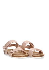 Sandalias metálicas rosas con múltiples correas anchas, plantillas de corcho y suela de goma blanca. Hebilla ajustable para un ajuste seguro.