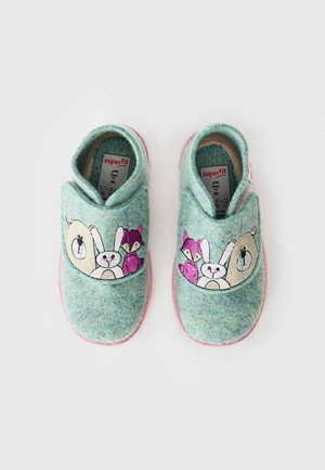 Weiche grüne Kinderschuhe mit gestickten Bären-, Hasen- und Fuchs-Gesichtern, ausgestattet mit pinkfarbenen Sohlen und Klettverschlüssen zum Verschließen.