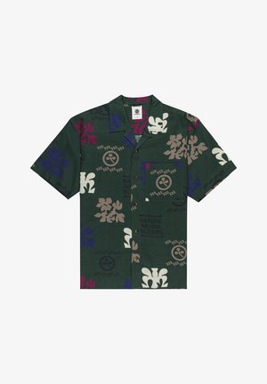 Kortärmige groene knoopshirt met bloemen- en tekstpatronen in paars, wit en beige. Bevat een borstzak en een kraag.