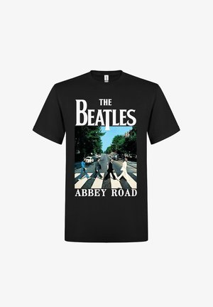 Černé bavlněné tričko s grafickým potiskem čtyř postav přecházejících přes přechod, s nápisem "THE BEATLES ABBEY ROAD" tučným bílým písmem.