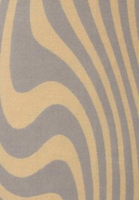 Textil mit beigem Hintergrund und abstrakten, wellenförmigen Mustern in Grau. Die Oberfläche wirkt strukturiert mit einem gewebten Finish.