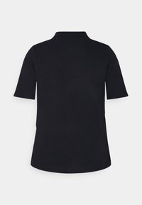 Polo shirt noir à manches courtes vu de dos, avec un col simple et sans logos ni motifs visibles.