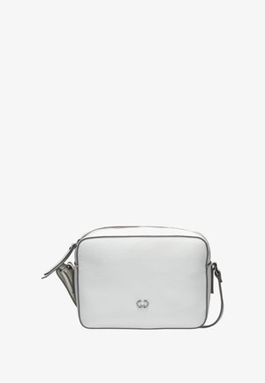 Bílá kožená kabelka přes tělo s texturovaným povrchem, obdélníkovým tvarem, stříbrnými kovovými detaily a zipovým uzávěrem.