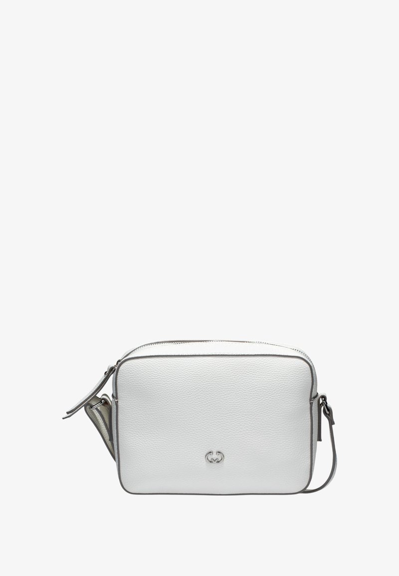 Sac bandoulière en cuir blanc avec une finition texturée, de forme rectangulaire, accents en métal argenté et fermeture éclair.
