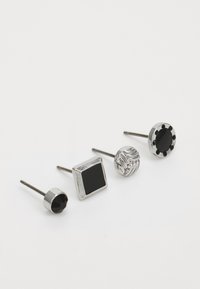 Conjunto de cuatro pendientes de metal con piedras negras. Los diseños incluyen formas redondas, cuadradas y texturizadas, con acentos de plata pulida.