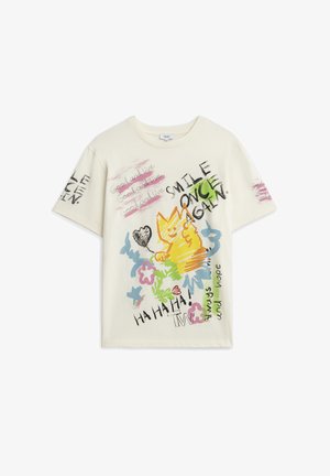 Maglietta color crema con scarabocchi colorati di un gatto giallo, fiori e testo che include "SMILE ONCE AGAIN," "Good and live," e "HA HA HA!"