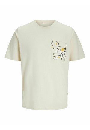 T-shirt beige chiaro con maniche corte e taschino sul petto, caratterizzato da un motivo floreale nei toni del giallo e del verde. Realizzato in cotone morbido.