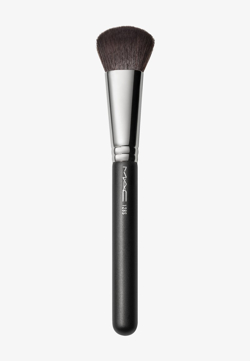 Pinceau de maquillage noir avec une tête de poils large et arrondie, des fibres synthétiques effilées, et un fer à cheval en argent élégant. Le manche est en noir mat avec un logo.