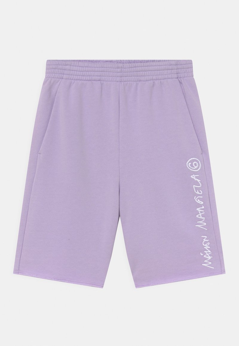 Shorts de algodão lilás claro com uma cintura elástica, bolsos laterais e detalhes em texto branco ao longo da perna esquerda. Textura suave.