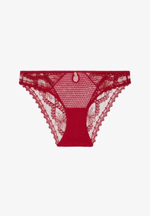 Culotte bikini en dentelle rouge avec broderie florale, bords festonnés et un petit charm en or décoratif au centre de la ceinture avant.