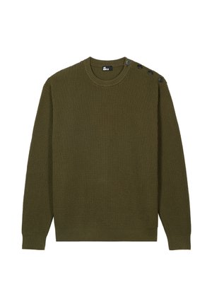 Maglione verde oliva lavorato a maglia con maniche lunghe, scollo a girocollo e quattro bottoni neri lungo la cucitura della spalla sinistra.