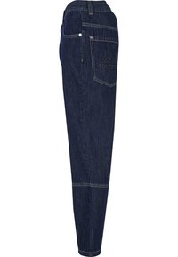 Sötétkék farmernadrág, tapered (szűkített) szabással, elülső és hátsó zsebekkel, valamint finom varrási részletekkel. A hátsó zseben logó van belef ډ.