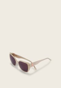 Okulary przeciwsłoneczne z jasnobeżowym oprawą, ciemnofioletowymi soczewkami, kanciastym kształtem i miedzianym akcentem na zausznikach. Przezroczysta faktura.