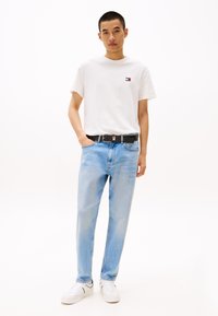 Tommy Jeans BADGE TEE - T-shirt - bas - ecru