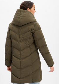 Abrigo acolchado verde oliva con una gran capucha, con paneles acolchados en forma de chevron y mangas largas, diseñado para brindar calor y comodidad.