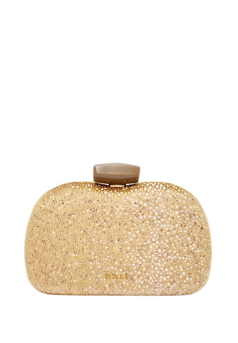 Clutch metallico oro con un design testurizzato e perforato. Forma arrotondata e una chiusura lucida color marrone. Presenta un marchio dorato sul davanti.