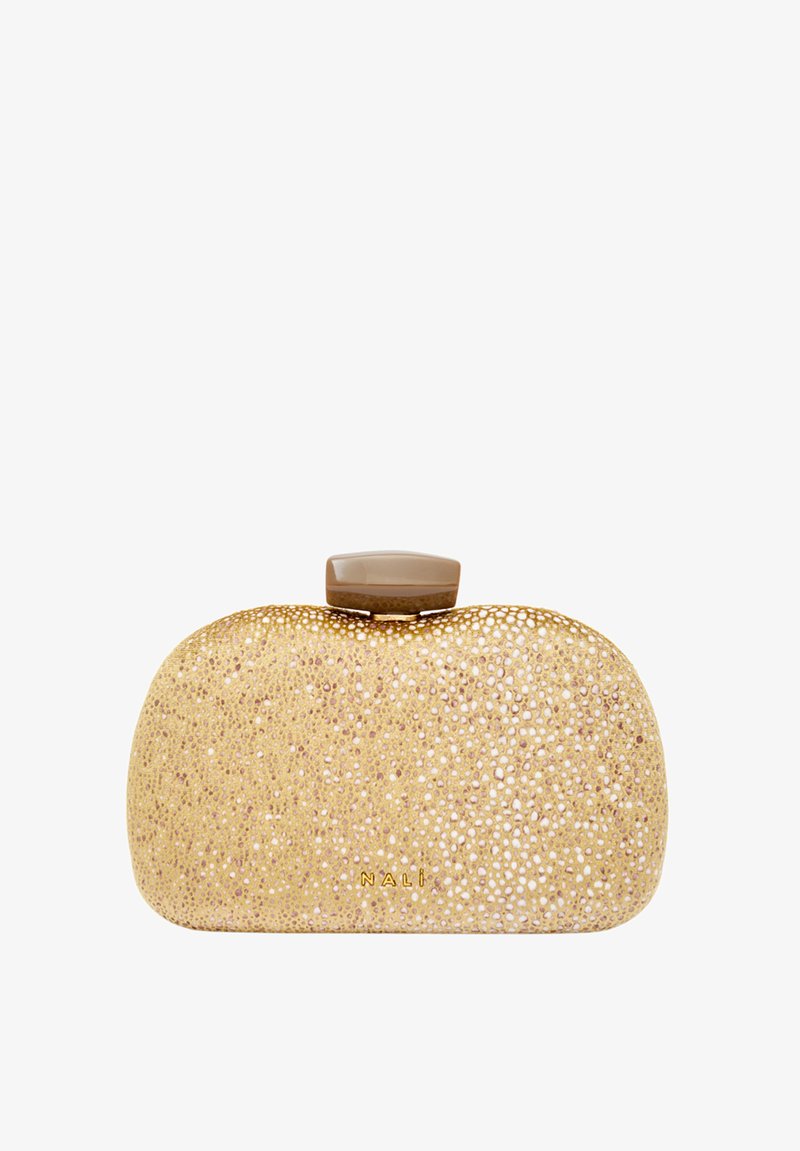 Clutch metallico oro con un design testurizzato e perforato. Forma arrotondata e una chiusura lucida color marrone. Presenta un marchio dorato sul davanti.