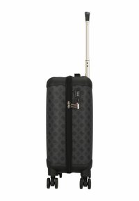 Maleta rígida gris con un patrón texturizado, un zip negro, ruedas dobles y un mango retráctil. Cuenta con un candado de combinación.